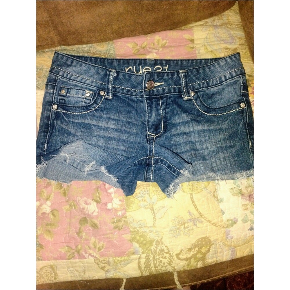 Rue 21 women’s Shorts distressed cut off frayed denim  size 4 stretch Small